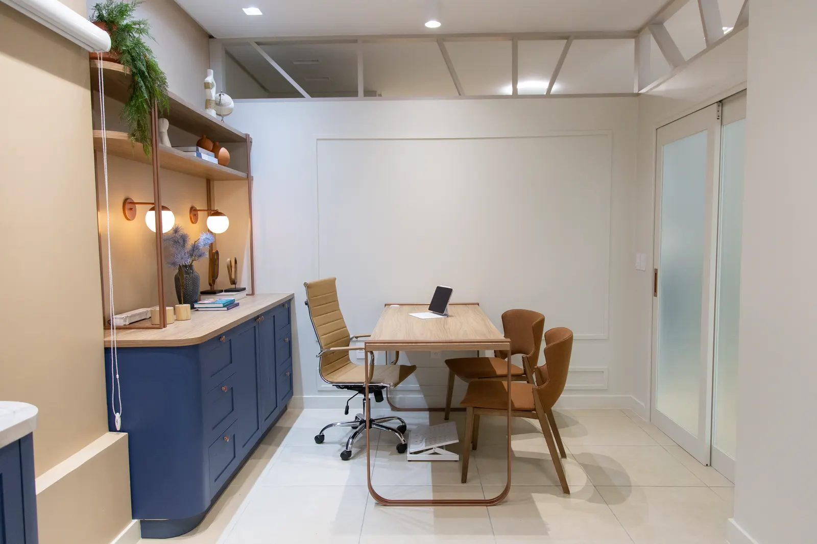 Consultório com mesa de atendimento