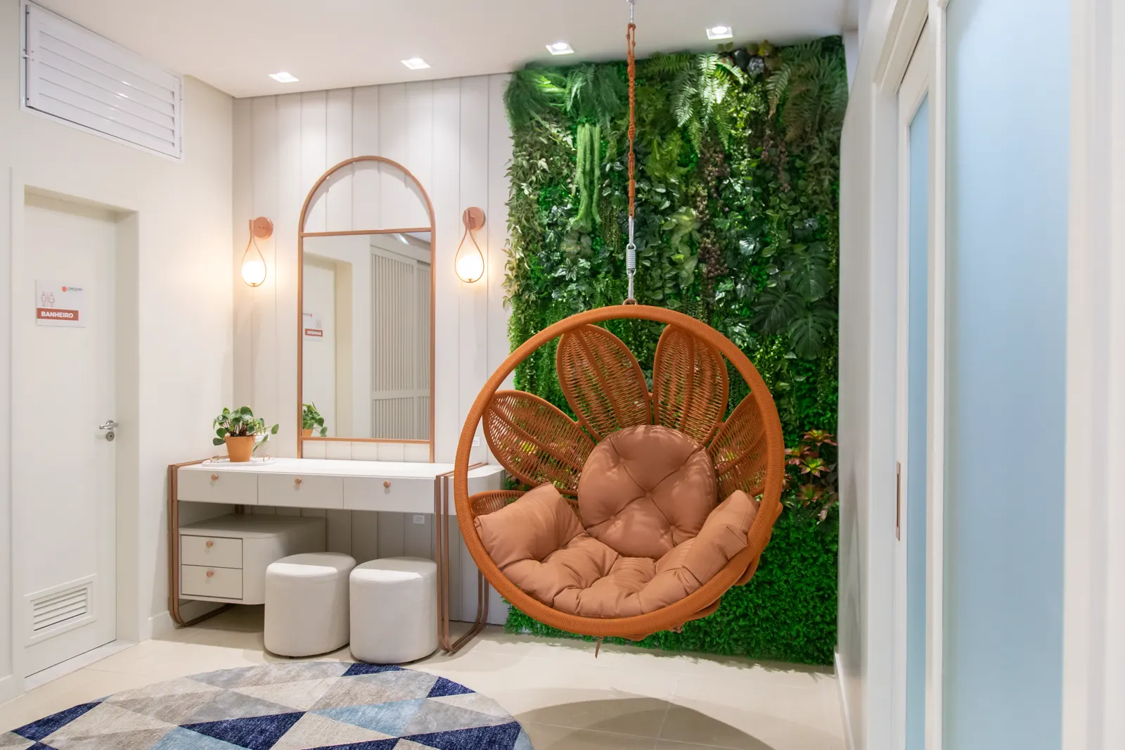 Sala de espera com parede verde e balanço