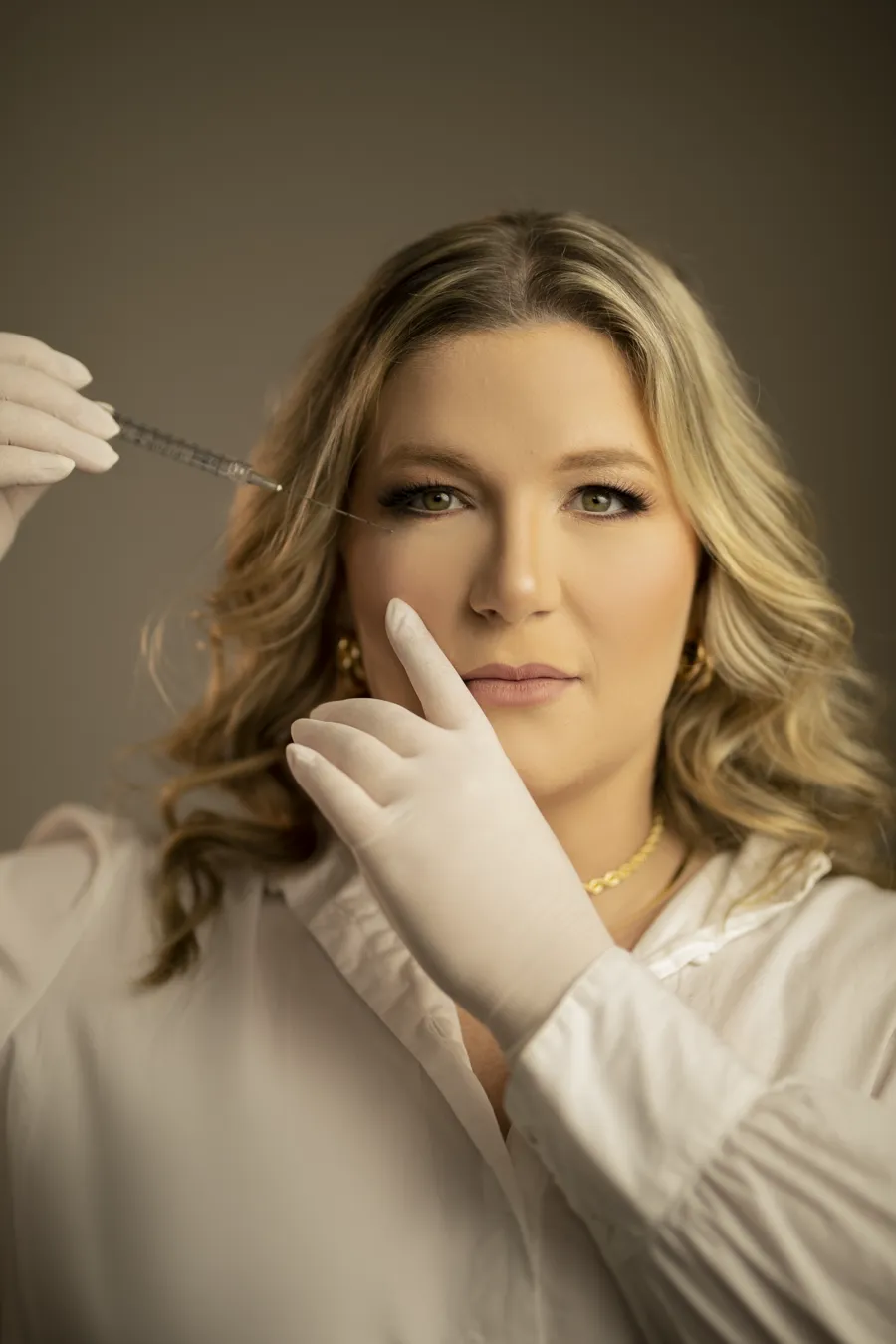 Dra. Daniela durante um procedimento facial